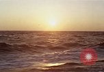 Image seascape lors du coucher de soleil Océan Pacifique, 1967, de la seconde 12 séquences d'archives historiques vidéo 65675037377