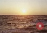 Image seascape lors du coucher de soleil Océan Pacifique, 1967, de la seconde 13 séquences d'archives historiques vidéo 65675037377