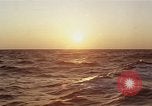 Image seascape lors du coucher de soleil Océan Pacifique, 1967, de la seconde 14 séquences d'archives historiques vidéo 65675037377