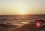 Image seascape lors du coucher de soleil Océan Pacifique, 1967, de la seconde 17 séquences d'archives historiques vidéo 65675037377