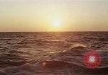 Image seascape lors du coucher de soleil Océan Pacifique, 1967, de la seconde 19 séquences d'archives historiques vidéo 65675037377