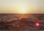 Image seascape lors du coucher de soleil Océan Pacifique, 1967, de la seconde 20 séquences d'archives historiques vidéo 65675037377