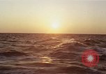 Image seascape lors du coucher de soleil Océan Pacifique, 1967, de la seconde 21 séquences d'archives historiques vidéo 65675037377