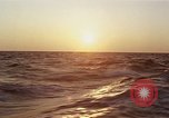Image seascape lors du coucher de soleil Océan Pacifique, 1967, de la seconde 22 séquences d'archives historiques vidéo 65675037377