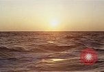 Image seascape lors du coucher de soleil Océan Pacifique, 1967, de la seconde 23 séquences d'archives historiques vidéo 65675037377