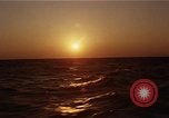 Image seascape lors du coucher de soleil Océan Pacifique, 1967, de la seconde 26 séquences d'archives historiques vidéo 65675037377