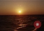 Image seascape lors du coucher de soleil Océan Pacifique, 1967, de la seconde 27 séquences d'archives historiques vidéo 65675037377