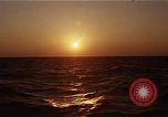 Image seascape lors du coucher de soleil Océan Pacifique, 1967, de la seconde 28 séquences d'archives historiques vidéo 65675037377