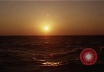 Image seascape lors du coucher de soleil Océan Pacifique, 1967, de la seconde 29 séquences d'archives historiques vidéo 65675037377