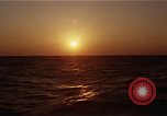 Image seascape lors du coucher de soleil Océan Pacifique, 1967, de la seconde 30 séquences d'archives historiques vidéo 65675037377