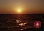 Image seascape lors du coucher de soleil Océan Pacifique, 1967, de la seconde 31 séquences d'archives historiques vidéo 65675037377