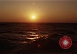 Image seascape lors du coucher de soleil Océan Pacifique, 1967, de la seconde 32 séquences d'archives historiques vidéo 65675037377