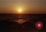 Image seascape lors du coucher de soleil Océan Pacifique, 1967, de la seconde 33 séquences d'archives historiques vidéo 65675037377
