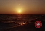 Image seascape lors du coucher de soleil Océan Pacifique, 1967, de la seconde 34 séquences d'archives historiques vidéo 65675037377