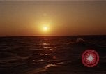 Image seascape lors du coucher de soleil Océan Pacifique, 1967, de la seconde 37 séquences d'archives historiques vidéo 65675037377