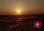 Image seascape lors du coucher de soleil Océan Pacifique, 1967, de la seconde 38 séquences d'archives historiques vidéo 65675037377