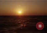 Image seascape lors du coucher de soleil Océan Pacifique, 1967, de la seconde 39 séquences d'archives historiques vidéo 65675037377