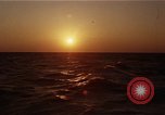 Image seascape lors du coucher de soleil Océan Pacifique, 1967, de la seconde 40 séquences d'archives historiques vidéo 65675037377