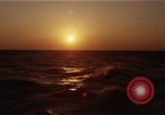 Image seascape lors du coucher de soleil Océan Pacifique, 1967, de la seconde 41 séquences d'archives historiques vidéo 65675037377