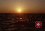 Image seascape lors du coucher de soleil Océan Pacifique, 1967, de la seconde 42 séquences d'archives historiques vidéo 65675037377