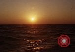 Image seascape lors du coucher de soleil Océan Pacifique, 1967, de la seconde 43 séquences d'archives historiques vidéo 65675037377