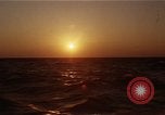 Image seascape lors du coucher de soleil Océan Pacifique, 1967, de la seconde 44 séquences d'archives historiques vidéo 65675037377