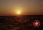 Image seascape lors du coucher de soleil Océan Pacifique, 1967, de la seconde 45 séquences d'archives historiques vidéo 65675037377