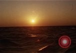 Image seascape lors du coucher de soleil Océan Pacifique, 1967, de la seconde 46 séquences d'archives historiques vidéo 65675037377