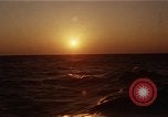 Image seascape lors du coucher de soleil Océan Pacifique, 1967, de la seconde 48 séquences d'archives historiques vidéo 65675037377