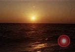 Image seascape lors du coucher de soleil Océan Pacifique, 1967, de la seconde 49 séquences d'archives historiques vidéo 65675037377