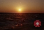 Image seascape lors du coucher de soleil Océan Pacifique, 1967, de la seconde 51 séquences d'archives historiques vidéo 65675037377