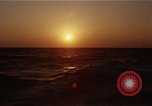 Image seascape lors du coucher de soleil Océan Pacifique, 1967, de la seconde 52 séquences d'archives historiques vidéo 65675037377