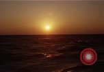 Image seascape lors du coucher de soleil Océan Pacifique, 1967, de la seconde 54 séquences d'archives historiques vidéo 65675037377