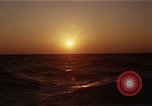 Image seascape lors du coucher de soleil Océan Pacifique, 1967, de la seconde 55 séquences d'archives historiques vidéo 65675037377