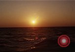 Image seascape lors du coucher de soleil Océan Pacifique, 1967, de la seconde 56 séquences d'archives historiques vidéo 65675037377