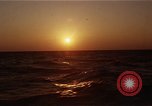 Image seascape lors du coucher de soleil Océan Pacifique, 1967, de la seconde 57 séquences d'archives historiques vidéo 65675037377