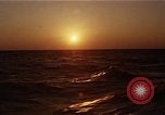 Image seascape lors du coucher de soleil Océan Pacifique, 1967, de la seconde 58 séquences d'archives historiques vidéo 65675037377