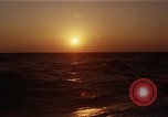 Image seascape lors du coucher de soleil Océan Pacifique, 1967, de la seconde 59 séquences d'archives historiques vidéo 65675037377