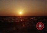 Image seascape lors du coucher de soleil Océan Pacifique, 1967, de la seconde 60 séquences d'archives historiques vidéo 65675037377