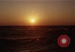 Image seascape lors du coucher de soleil Océan Pacifique, 1967, de la seconde 61 séquences d'archives historiques vidéo 65675037377
