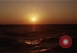 Image seascape lors du coucher de soleil Océan Pacifique, 1967, de la seconde 62 séquences d'archives historiques vidéo 65675037377