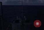 Image mer forte se brise sur bow Océan Pacifique, 1967, de la seconde 10 séquences d'archives historiques vidéo 65675037378