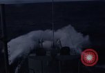 Image mer forte se brise sur bow Océan Pacifique, 1967, de la seconde 13 séquences d'archives historiques vidéo 65675037378
