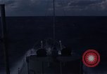 Image mer forte se brise sur bow Océan Pacifique, 1967, de la seconde 15 séquences d'archives historiques vidéo 65675037378