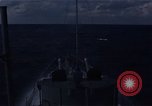 Image mer forte se brise sur bow Océan Pacifique, 1967, de la seconde 16 séquences d'archives historiques vidéo 65675037378
