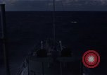 Image mer forte se brise sur bow Océan Pacifique, 1967, de la seconde 17 séquences d'archives historiques vidéo 65675037378