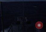 Image mer forte se brise sur bow Océan Pacifique, 1967, de la seconde 20 séquences d'archives historiques vidéo 65675037378
