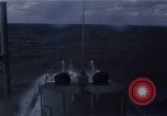 Image mer forte se brise sur bow Océan Pacifique, 1967, de la seconde 23 séquences d'archives historiques vidéo 65675037378