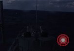 Image mer forte se brise sur bow Océan Pacifique, 1967, de la seconde 30 séquences d'archives historiques vidéo 65675037378