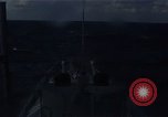 Image mer forte se brise sur bow Océan Pacifique, 1967, de la seconde 43 séquences d'archives historiques vidéo 65675037378